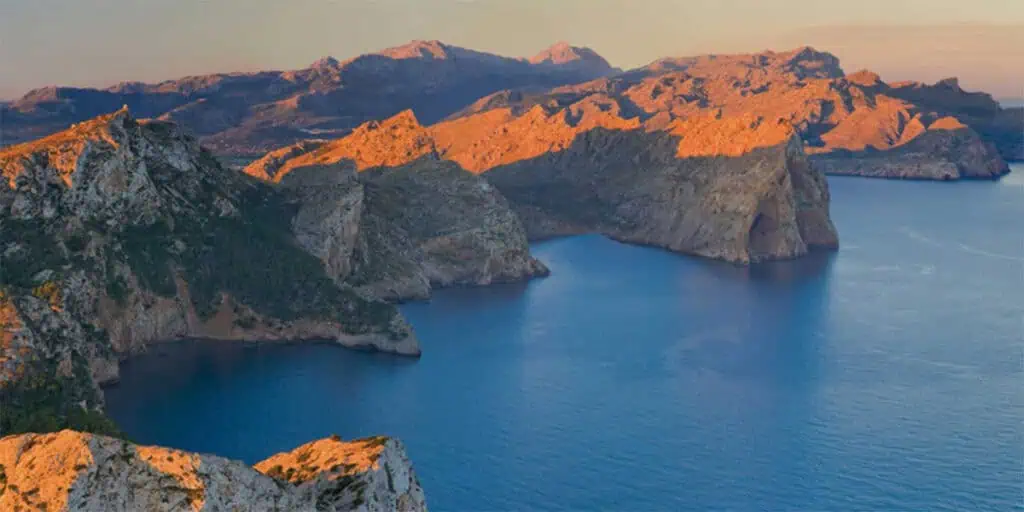 Vista panorámica de Mallorca con casas tradicionales